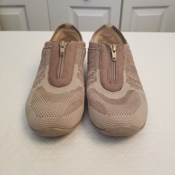 skechers classic fit air-cooled memory foam womens size 8 SN 23064 Tan - Picture 1 of 5